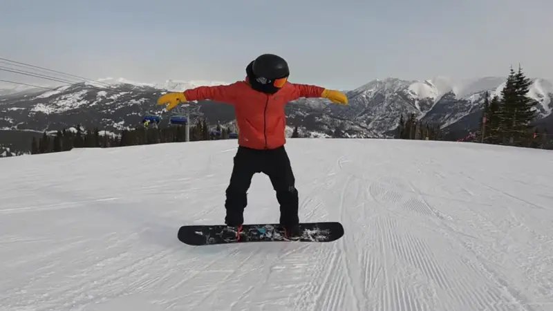 Popping / jumping on a snowboard - do jumps on the slope while riding