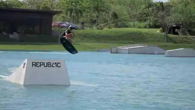 Kicker FS180 (S-Kicker) - land a frontside 180 off the small kicker