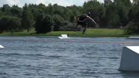 Kicker BS180 (S-Kicker) - land a backside 180 off the small kicker